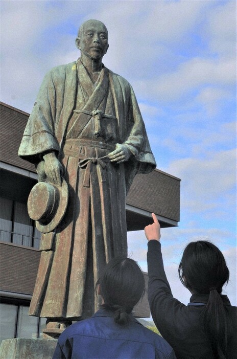 延岡総合文化センター前にある若山牧水の立像＝宮崎県延岡市で