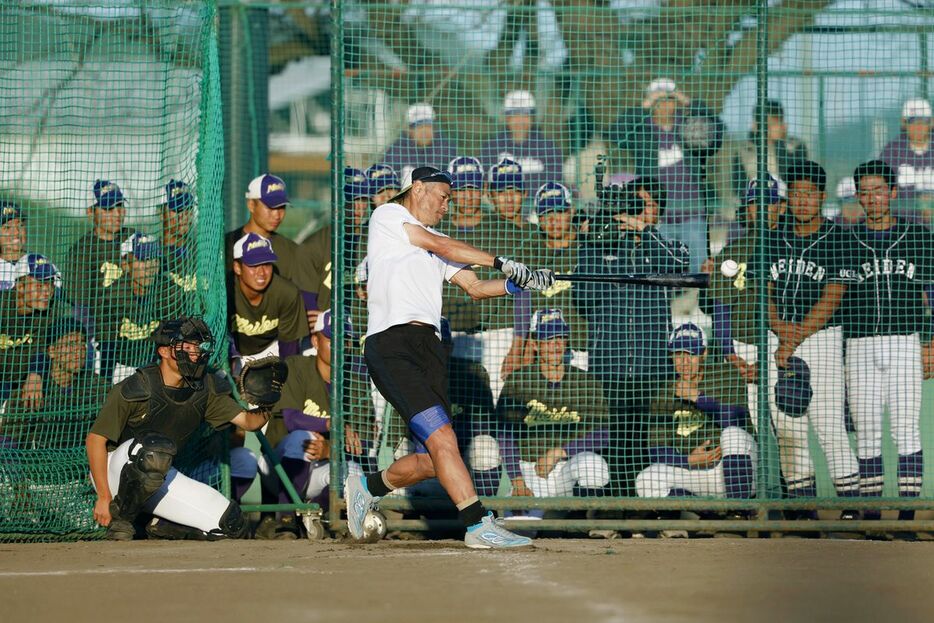 イチロー氏は愛工大名電高の野球部員の前でスイングを披露した（代表撮影）