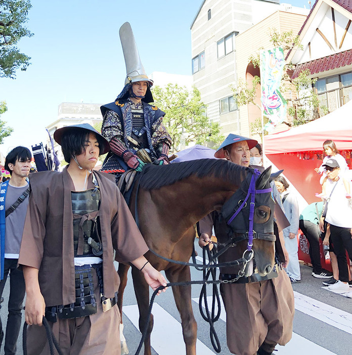 馬に乗った氏郷役らが練り歩く呼び物の武者行列＝日野町で