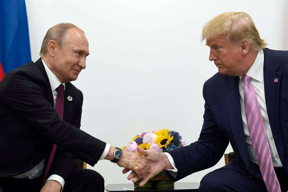 ロシアのプーチン大統領（左）と当時のトランプ米大統領＝2019年6月、大阪市内（AP）