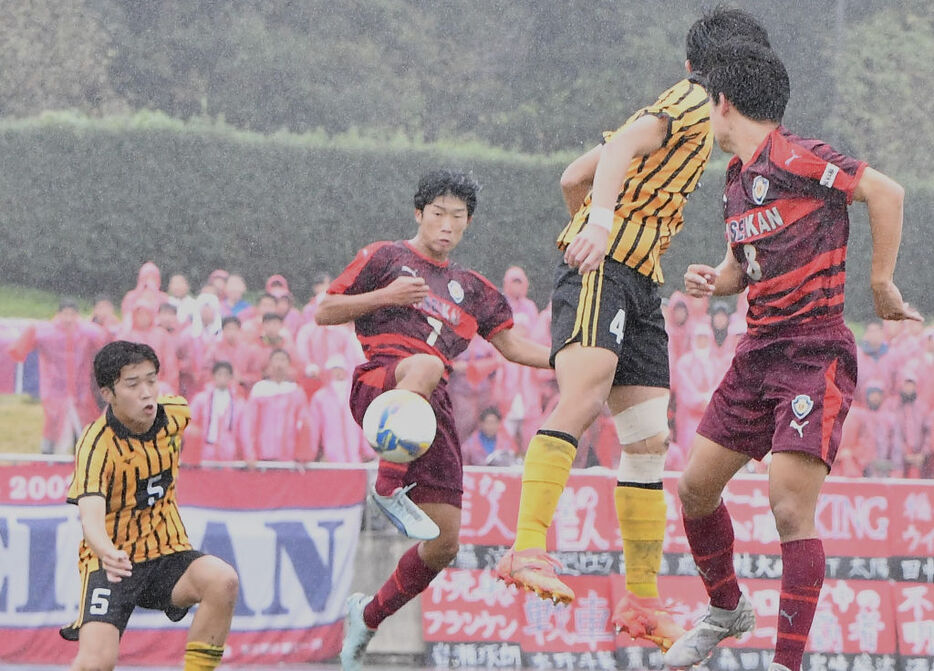 決勝点を挙げるMF水谷（7番）＝裾野市運動公園陸上競技場