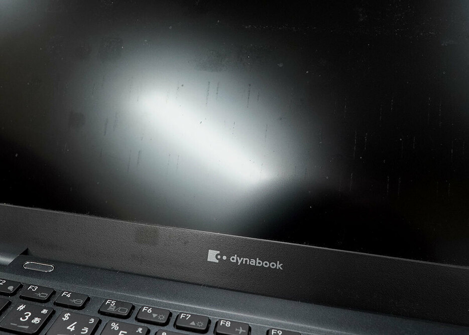 こちらは友人のdynabook。持ち運ぶときに、キーボードと液晶が擦れて痕が付いています。Windowsを起動すればさほど気になりませんが、安いリース落ちの個体は、まずキーボード痕があると考えたほうがいいでしょう（筆者撮影）