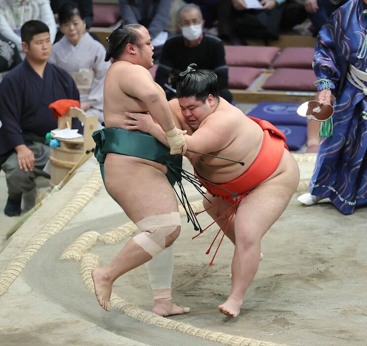 嘉陽（右）が寄り切りで島津海を下す（カメラ・豊田　秀一）