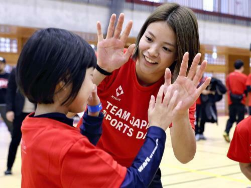 市立輪島中学校を訪れ、小学生らと交流する柔道の阿部詩選手（１７日、石川県輪島市で）＝後藤嘉信撮影