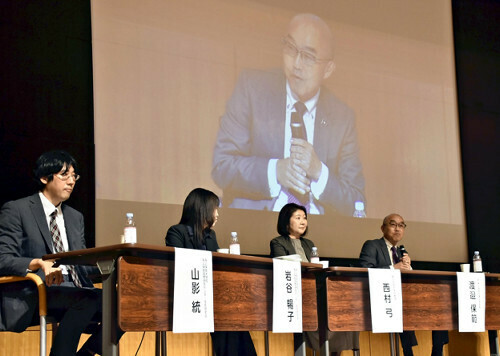 会場からの質問に答える登壇者ら（２３日、東京都千代田区で）