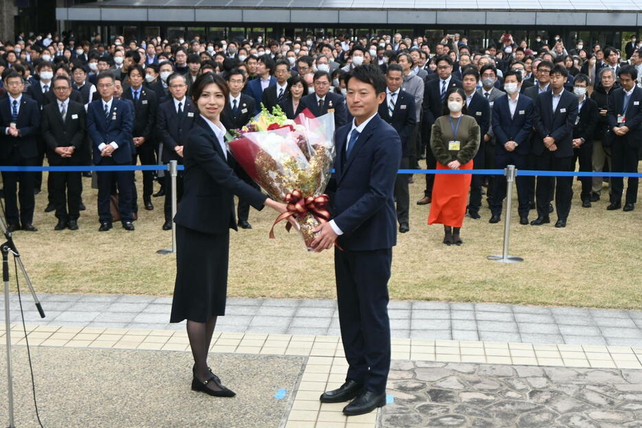 兵庫県庁で就任式で女性職員から花束を受け取る斎藤元彦知事（右）（撮影・松浦隆司）