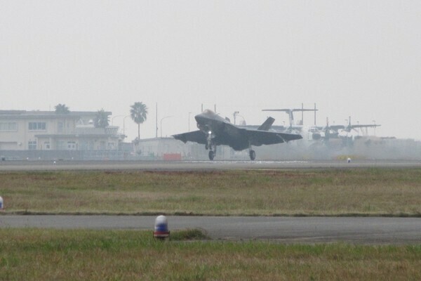 岩国航空基地に到着したF-35C（稲葉義泰撮影）。