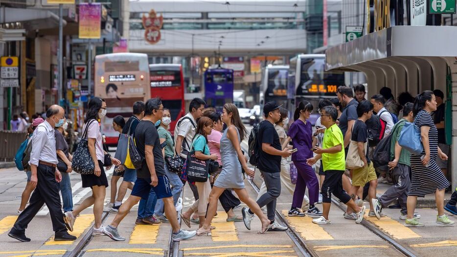 香港市内を歩く人々＝６月