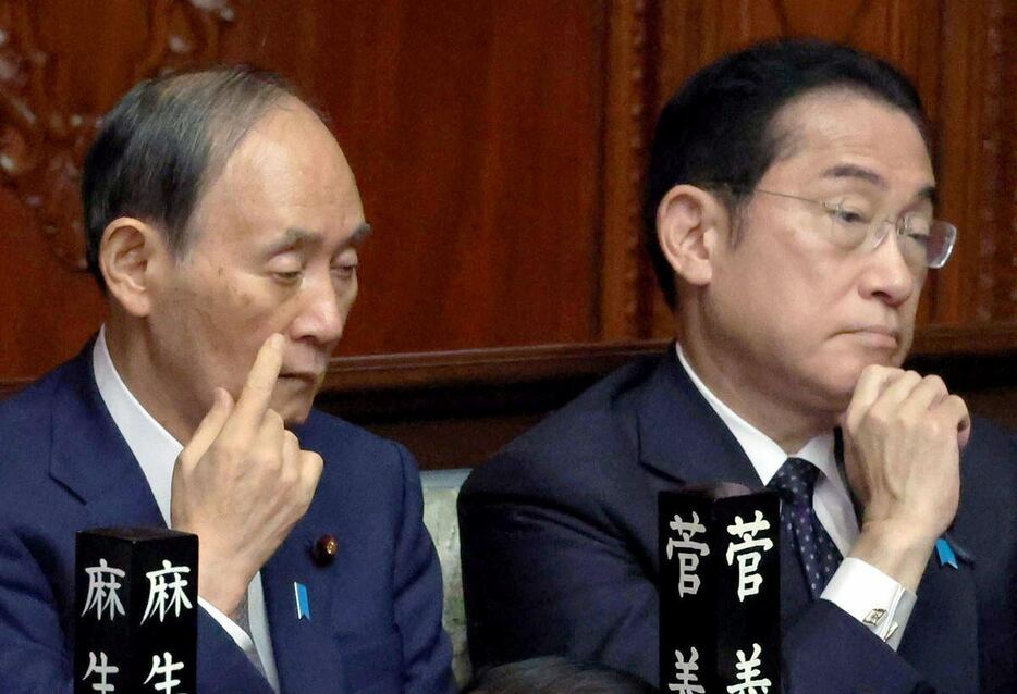 「脱炭素」政策を進めた岸田前首相（右）と、菅元首相