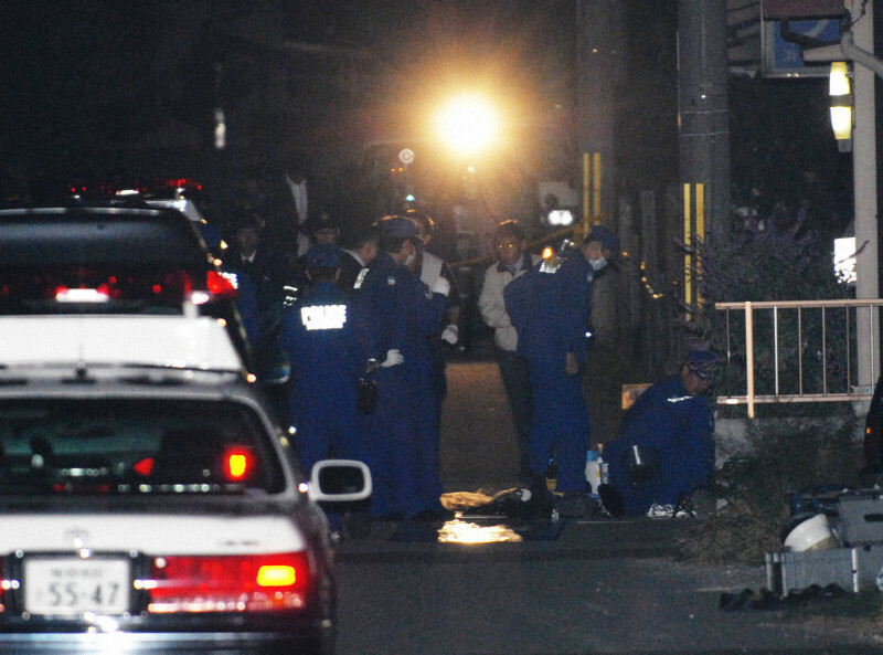 鵜瀬柚希さんが倒れていた現場を調べる捜査員＝兵庫県加古川市別府町新野辺で2007年10月16日午後10時6分、北村隆夫撮影