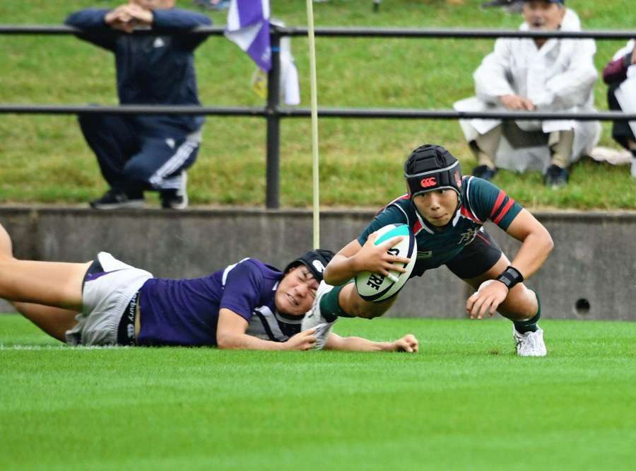 前半、鹿実・太田（９）がトライを決める＝鹿児島市の県立サッカー・ラグビー場