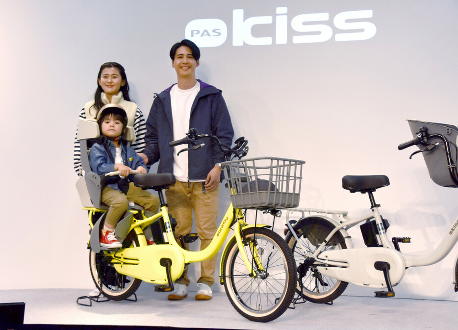 ヤマハ発動機は１８日、電動アシスト自転車「ＰＡＳ　ｂａｂｂｙ（パス　バビー）／ｋｉｓｓ（キス）」を全面改良して来年１月３０日に発売すると発表。バビーは子どもを後ろに乗せるモデルで、キスは前乗せ＝都内