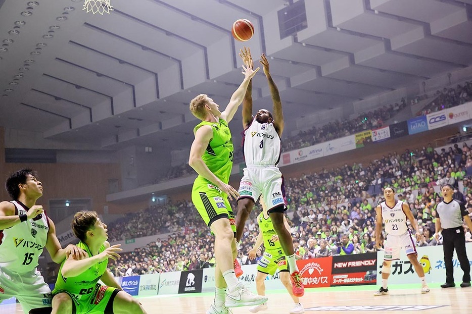 【北海道―横浜ＢＣ】第１クオーター、シュートを放つ横浜ＢＣのクラーク＝北海きたえーる（（Ｃ）Ｂ．ＬＥＡＧＵＥ）