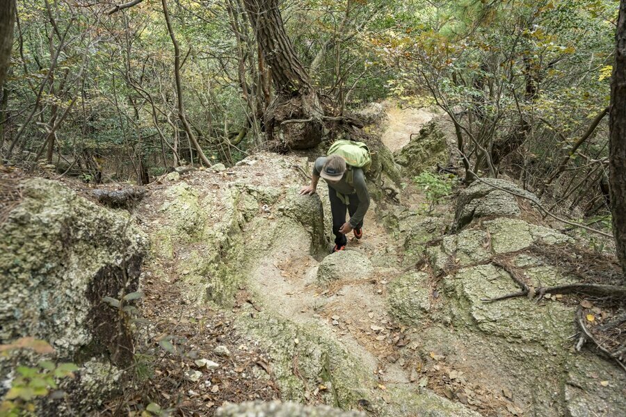 御在所岳らしい、花崗岩が目立つ斜面を登っていきます