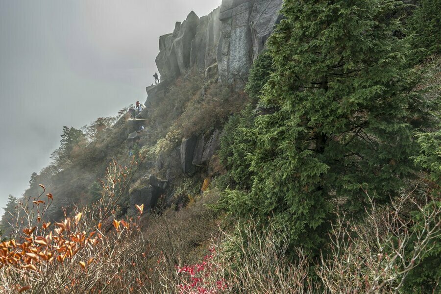 岩峰を通過後に振り返って。滑りやすい岩の上でのトラバースや下降がいやらしい場所でもあります