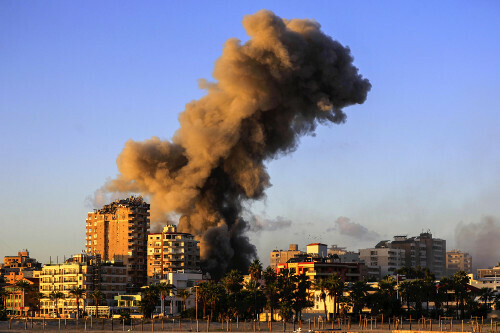 １６日、レバノン南部トゥールで、イスラエルの空爆によって立ち上る煙＝ＡＰ