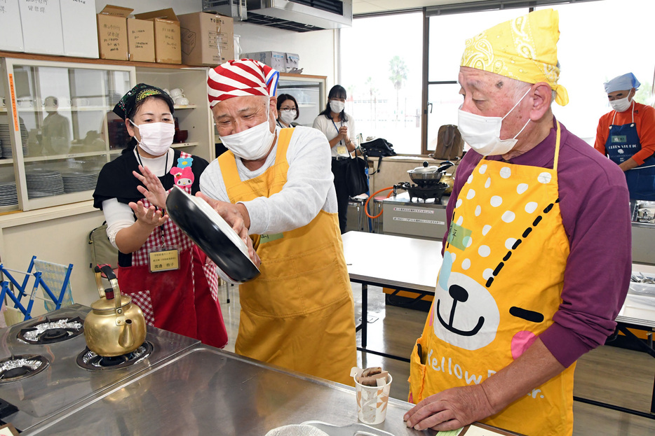 ホットケーキを裏返す参加者＝館山