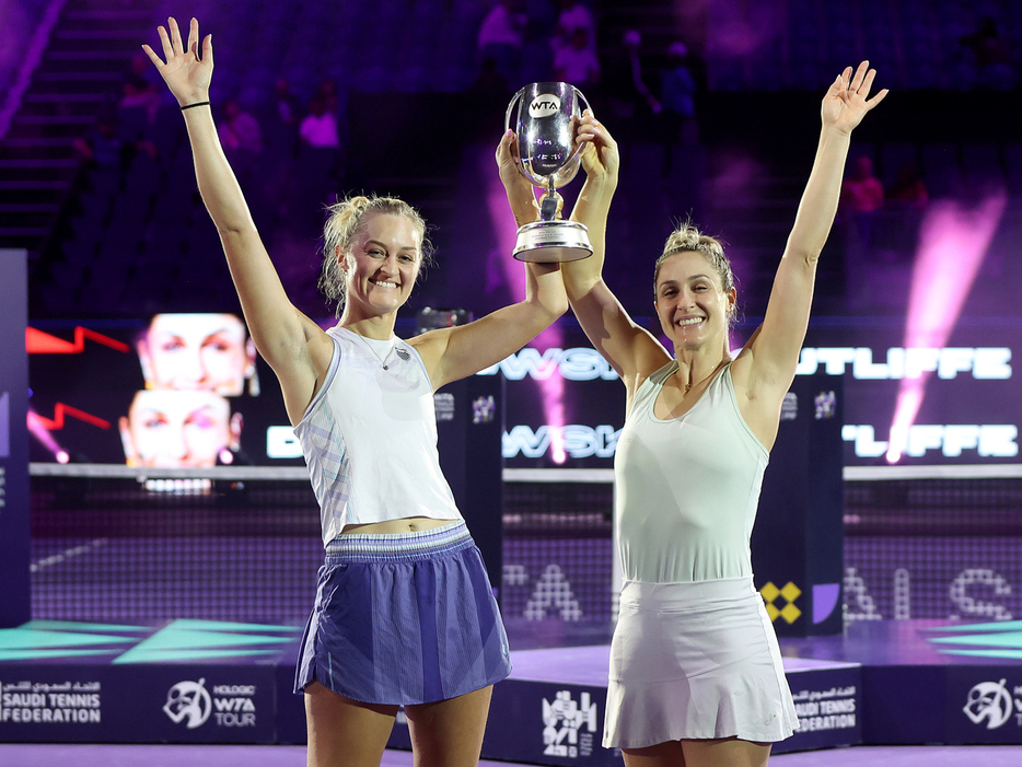 「WTAファイナルズ・リヤド」（サウジアラビア・リヤド）の女子ダブルスで優勝を飾ったガブリエラ・ダブロウスキー（カナダ／右）とエリン・ロウトリフ（ニュージーランド）（Getty Images）