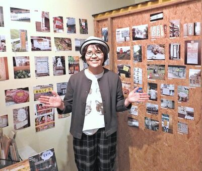 撮影した約１４０点の展示作品を紹介するぎすじみちさん＝２２日、沖縄市仲宗根町・波止場書房