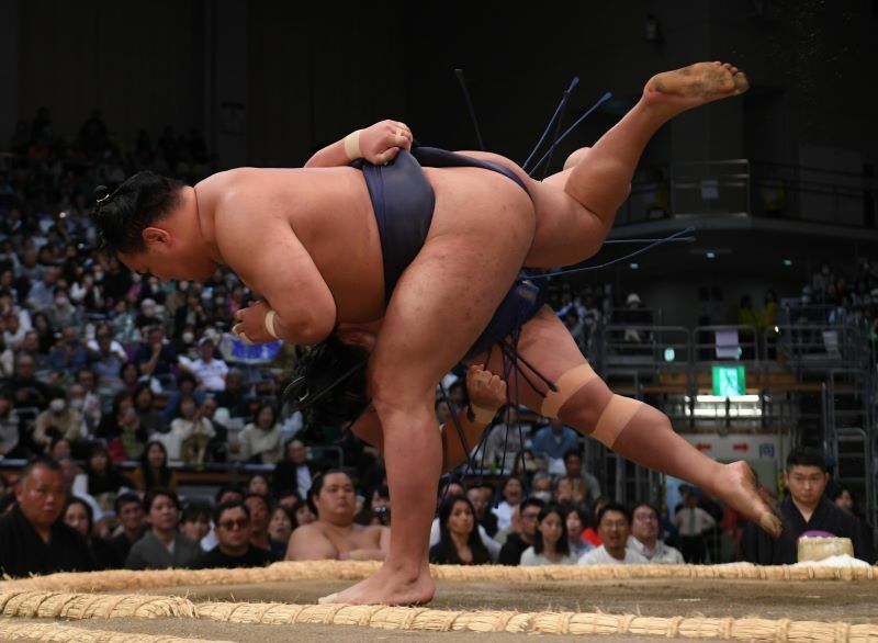 今場所初めて後手に回ってヒヤリとさせた豊昇龍だが、捨て身の小手投げで若隆景を投げ飛ばし、全勝を守った