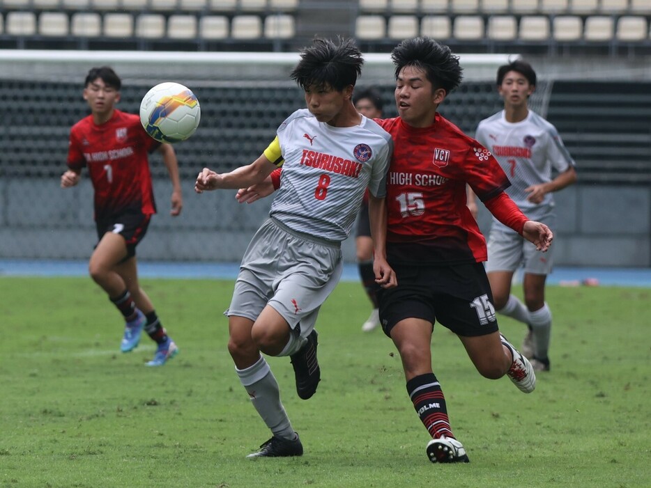 大分鶴崎高のキャプテンマークを託されるMF志賀杏陸(3年=左)(Masayoshi MORITA)