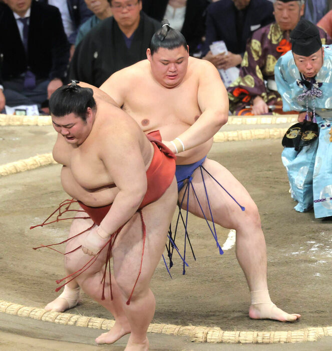 大の里（右）が押し出しで熱海富士を下す（カメラ・池内　雅彦）