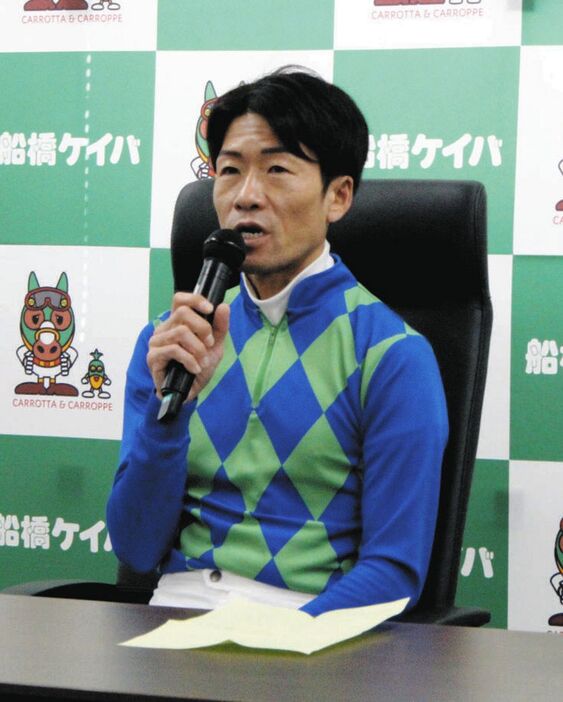 船橋競馬場で引退会見に臨む森泰斗騎手