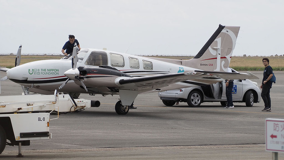 帰島搬送のため、70代女性を乗せて奄美空港に降りたメッシュ・サポートの医療用飛行機