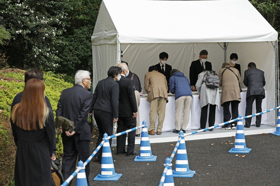 三笠宮妃百合子さまが亡くなられてから一夜明けた１６日午前、赤坂御用地（東京都港区）内にある三笠宮邸で一般記帳の受け付けが始まった。ゆかりのある人らが相次いで訪れ、百合子さまの死を悼んだ（代表撮影）