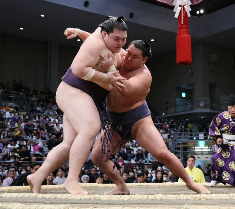 大相撲九州場所初日。豊昇龍（右）は寄り切りで王鵬を下す＝１０日、福岡国際センター