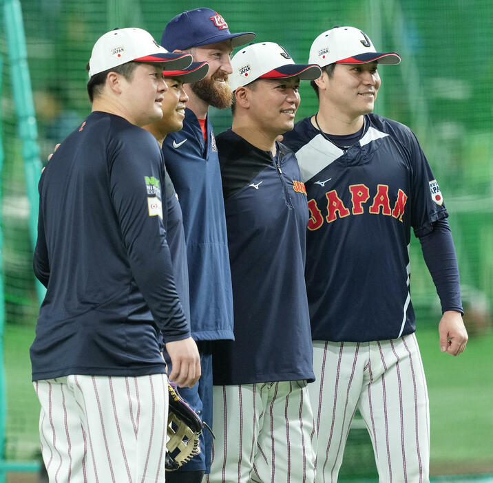 日本対米国　試合前、記念写真に納まる米国パットン（左から3人目）と日本の選手たち。左から牧、。桑原、1人おいて高城氏、佐野（撮影・垰建太）