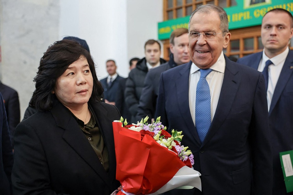 ロシア・モスクワのヤロスラフスキー駅で、旧ソ連時代の1949年に北朝鮮の初代最高指導者、金日成（キム・イルソン）主席による訪問を記念する銘板の除幕式に出席した崔善姫外相（手前左）とセルゲイ・ラブロフ外相（手前右）。ロシア外務省公開（2024年11月1日提供）。【翻訳編集】 AFPBB News