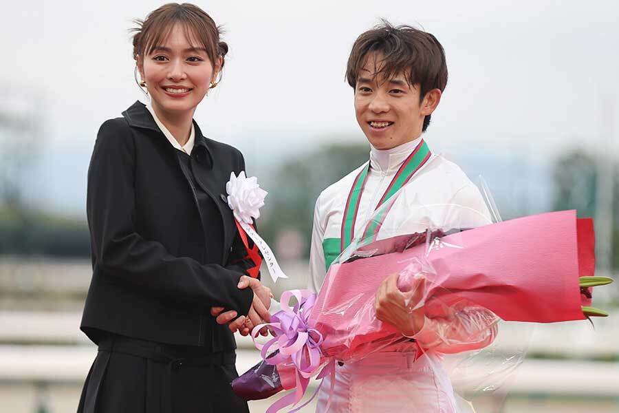 団野大成騎手と笑顔で握手を交わす内田理央（左）【写真：産経新聞社】