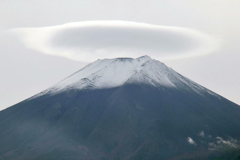 山梨県富士吉田市から見えた、雪化粧した富士山の上に浮かぶ笠雲＝15日午後