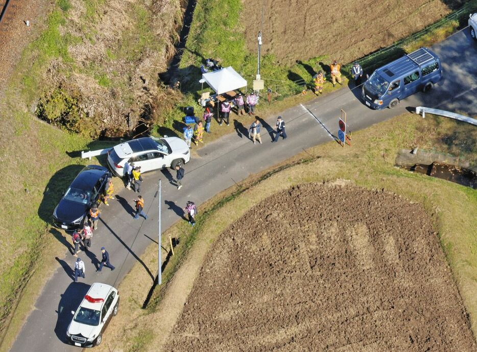 ラリージャパンの競技ステージに無許可車両（右上）が侵入した現場＝23日、岐阜県恵那市で