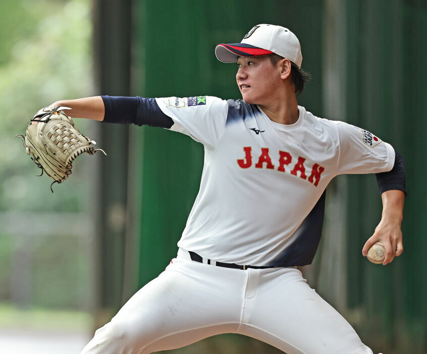 ブルペンで投げ込む井上温大（カメラ・小林　泰斗）