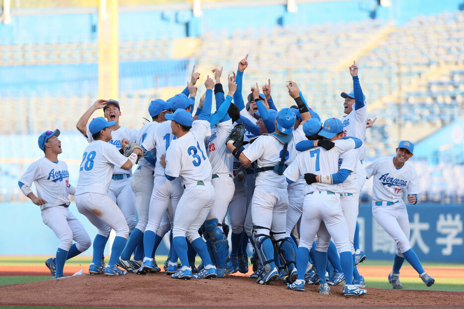 大学の部で優勝し、喜ぶ青学大ナイン＝２５日、神宮球場