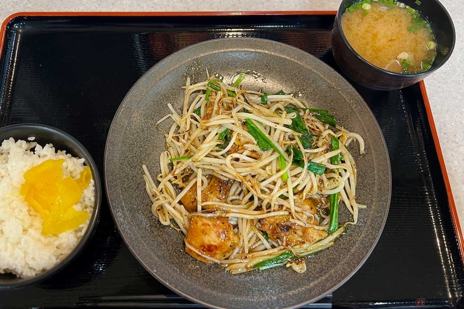 東関道「湾岸幕張PA」（上り）で、食欲をそそる香りが立ち上がってくる「山賊もやし炒め定食」（980円）をオーダー