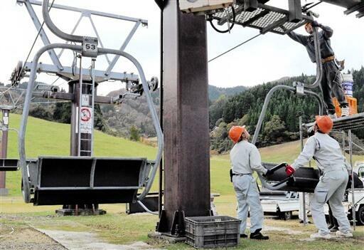 次々と椅子が取り付けられる今庄365スキー場リフト=11月12日、福井県南越前町