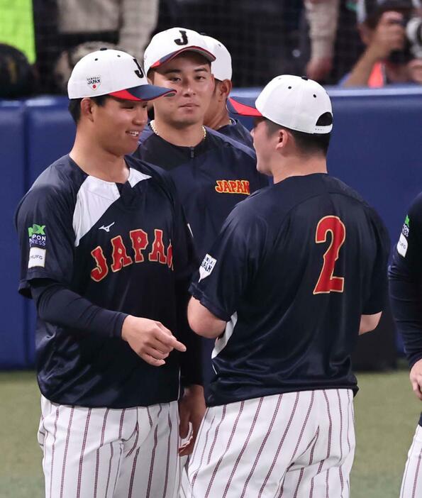 牧秀悟（右）と談笑する森下翔太（撮影・上田博志）