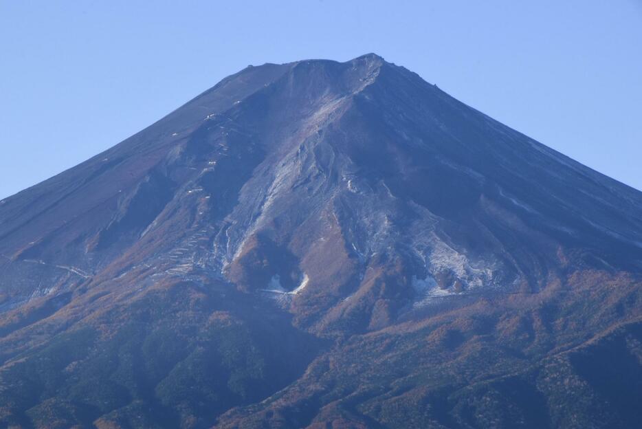 甲府地方気象台が初冠雪を発表した富士山＝7日午前、山梨県富士吉田市から撮影