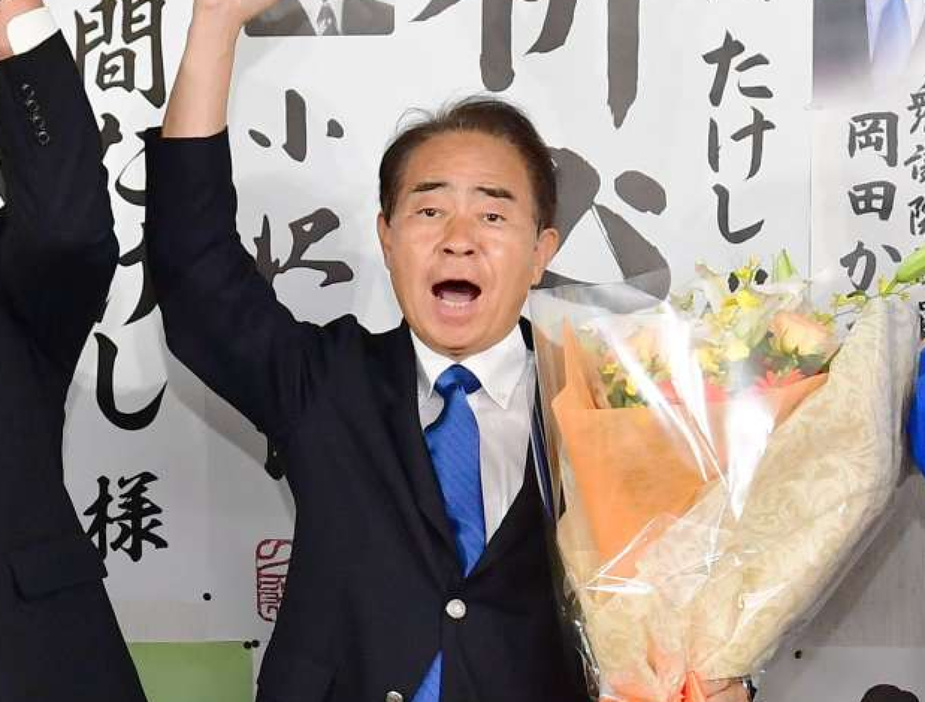 当選確実となり万歳で喜ぶ野間健さん＝２７日午後１０時１４分、薩摩川内市御陵下町