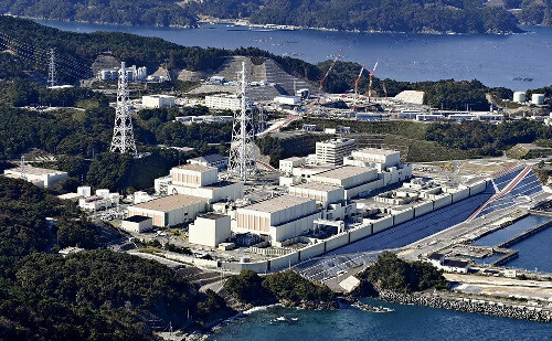 東北電力女川原子力発電所２号機（手前）（１０月２９日、読売機から）