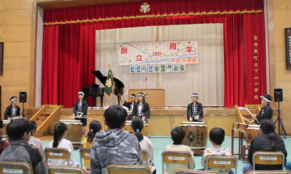 下山小の６年生が創立１５０周年を丹波八坂太鼓の演奏で祝った（京丹波町下山）