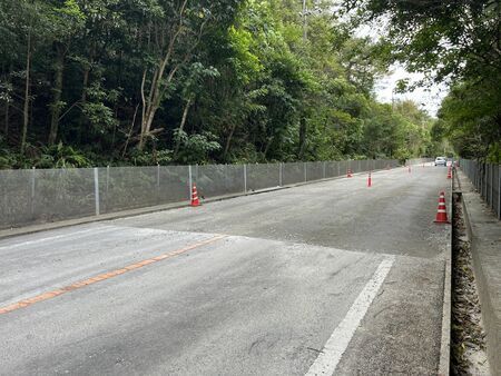 仮復旧して開通した県道１４号。名護市源河の1カ所では路盤材がむき出しの状態で、今後アスファルト舗装工事をする予定＝２９日、名護市源河の県道１４号