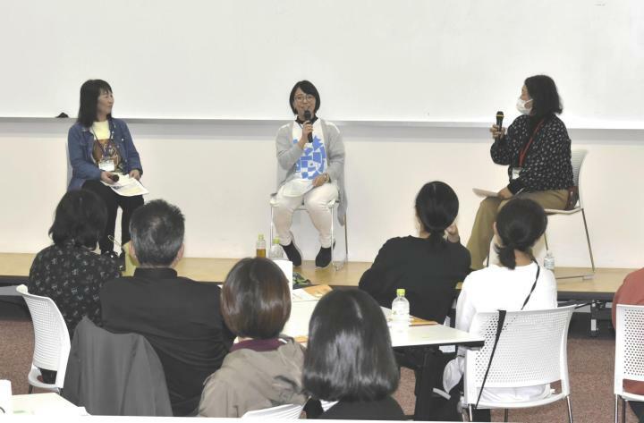 不登校の子どもや家族を支えている3人が経験談を語った「多様な学び場フォーラム」＝17日午後、松山市桑原3丁目