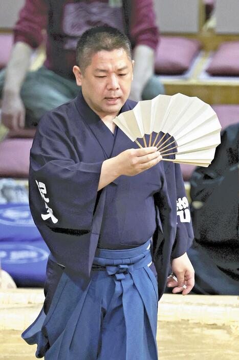 力士のしこ名を呼び上げる呼び出しの陽平さん（11日）