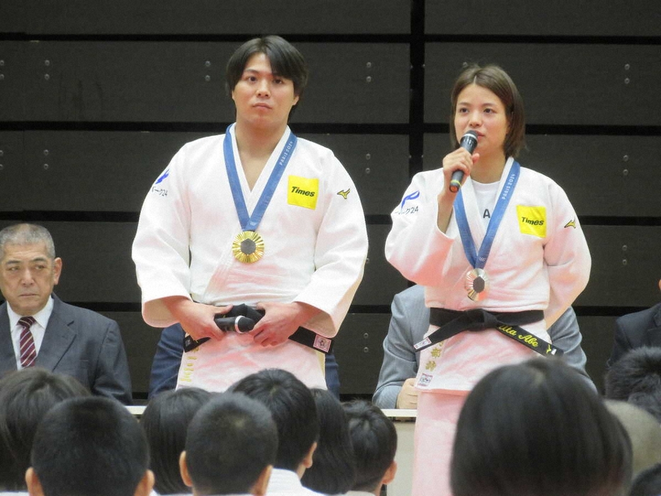 「ABE　CUP」開会式の前に行われたパリ五輪報告会であいさつする阿部一二三（左）と阿部詩