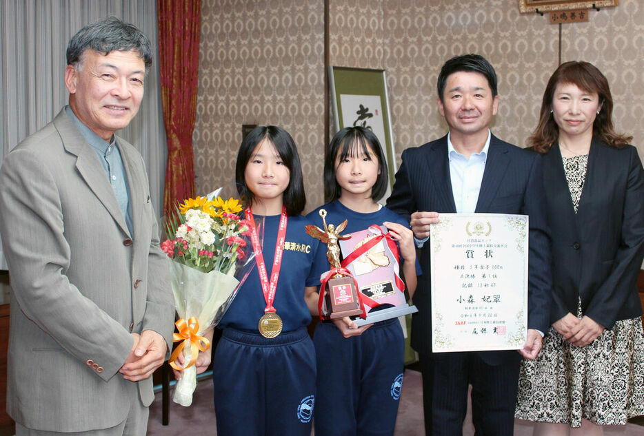 陸上の小学生大会で優勝し、静岡市・難波市長（左端）を表敬訪問した（左２人目から）小森妃翠、双子の妹・姫華、父・清敬さん、母・弘美さん