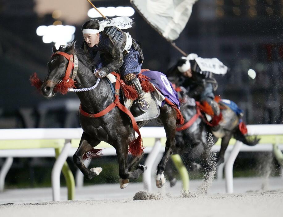 東京・大井競馬場で行われた福島県の伝統行事「相馬野馬追」の「甲冑競馬」＝4日午後